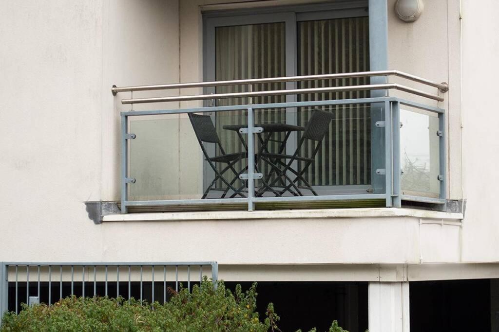 Parking, Balcony, Fully Equipped Kitchen Swansea